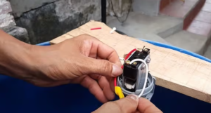 cách lắp rơ le tự ngắt máy bơm nước